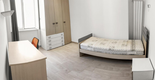 Singe Bedroom in Shared Apartment in Naples, near Policlinico