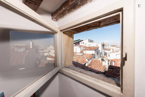 A private apartment perfectly situated in the city center,Piazza del Mercato Centrale!