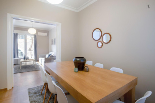 Inviting 3-bedroom flat near the Alba Graduate Business School