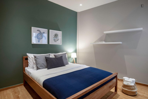 Inviting 3-bedroom flat near the Alba Graduate Business School