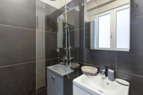 Inviting 3-bedroom flat near the Alba Graduate Business School - Gallery - 10