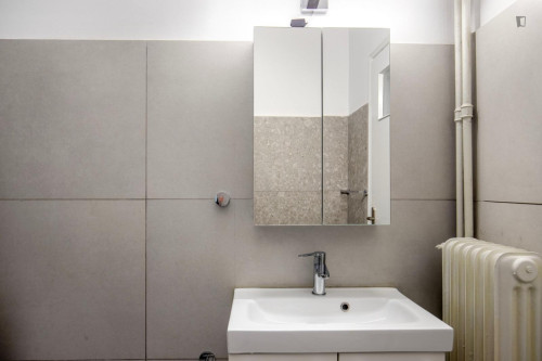 Comfortable 2-bedroom flat near the University of Economics and Business - Gallery - 9