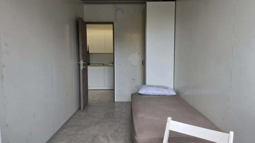 shared apartment with 6 bedrooms