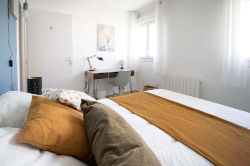 Warm and equipped 11m² bedroom -G012