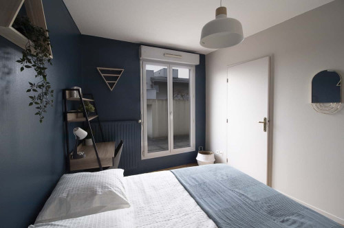 Large room with balcony access - LY018