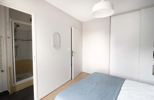 Large room with balcony access - LY018