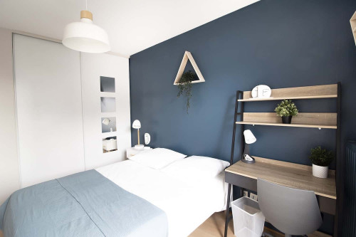 Large room with balcony access - LY018