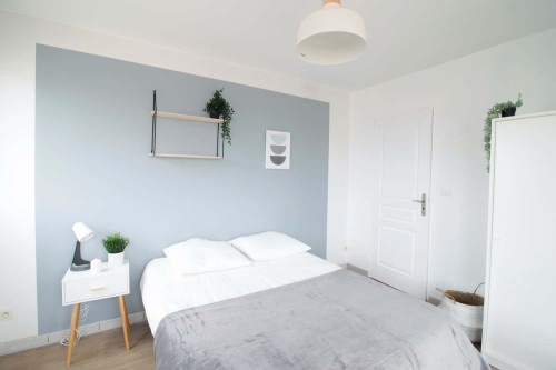 Room of 11 m² fully furnished and balcony - LY015