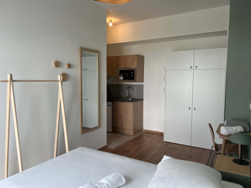 Bedroom with private bathroom in a 5-bedroom apartment - Room 1 (Apartment 3M)