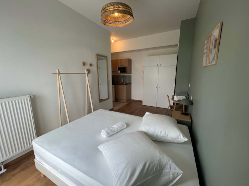 Bedroom with private bathroom in a 5-bedroom apartment - Room 1 (Apartment 3M) - Gallery - 5