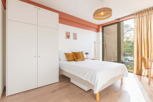 Bedroom with private bathroom in a 5-bedroom apartment - Room 3 (Apartment 3M)