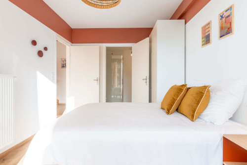 Bedroom with private bathroom in a 5-bedroom apartment - Room 2 (Apartment 4M)