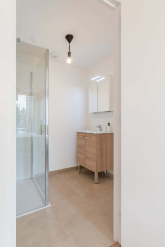 Bedroom with private bathroom in a 5-bedroom apartment - Room 3 (Apartment 4M) - Gallery - 5