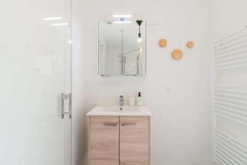 Bedroom with private bathroom in a 5-bedroom apartment - Room 3 (Apartment 4M)