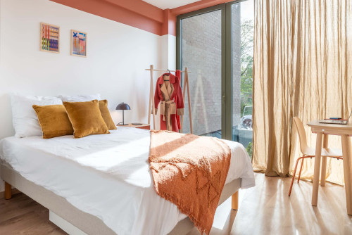 Bedroom with private bathroom in a 5-bedroom apartment - Room 5 (Apartment 4M)