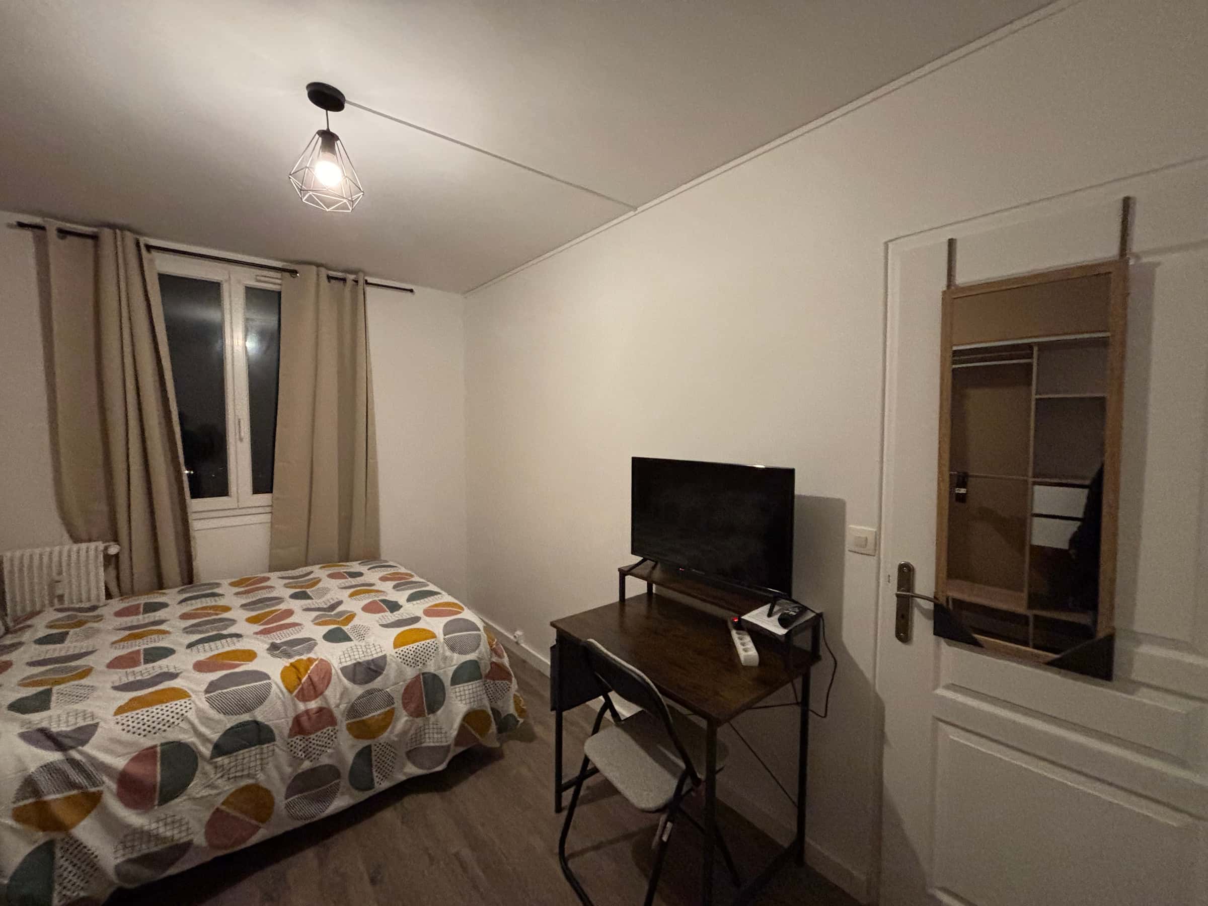 Chambre Dans Un Appartement De 3 Chambres - 1