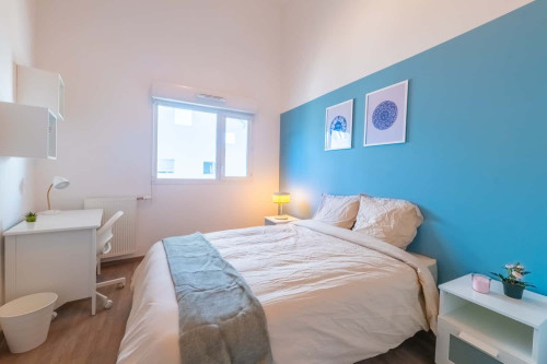 Move into this 11 m² room within Bacalan - BO46