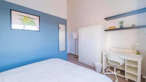 Move into this 13 m² room within Bacalan - BO45