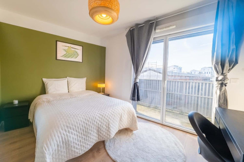 Move into this 11 m² room within Bacalan - BO44