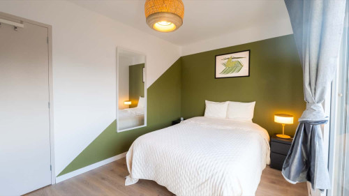 Move into this 11 m² room within Bacalan - BO44