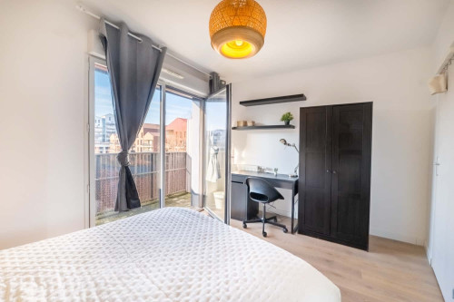 Move into this 11 m² room within Bacalan - BO44