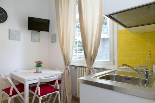 Bright double bedroom in Maggiolina - Gallery - 7