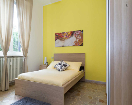 Bright double bedroom in Maggiolina