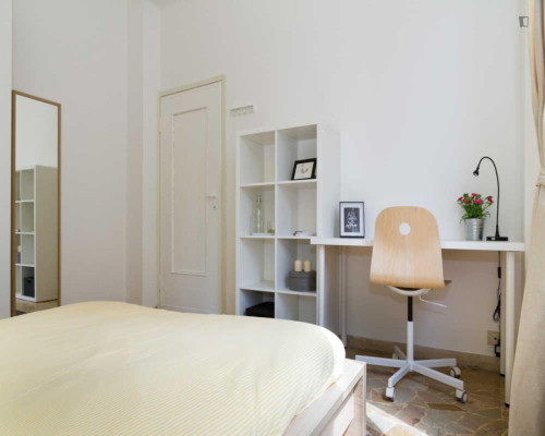 Bright double bedroom in Maggiolina