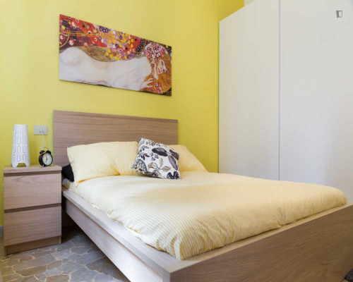 Bright double bedroom in Maggiolina