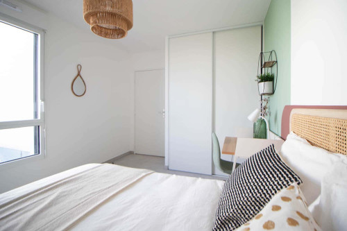 Warm bedroom of 12 m² to rent in Villeurbanne