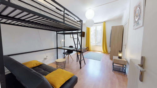 Room in Place Sugny, Clermont-Ferrand for 76 m² with 3 bedrooms