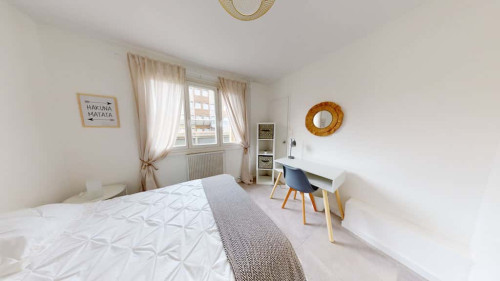 Room in Rue du Professeur Roux, Vénissieux for 84 m² with 5 bedrooms