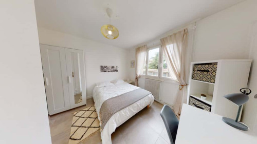 Room in Rue du Professeur Roux, Vénissieux for 84 m² with 5 bedrooms