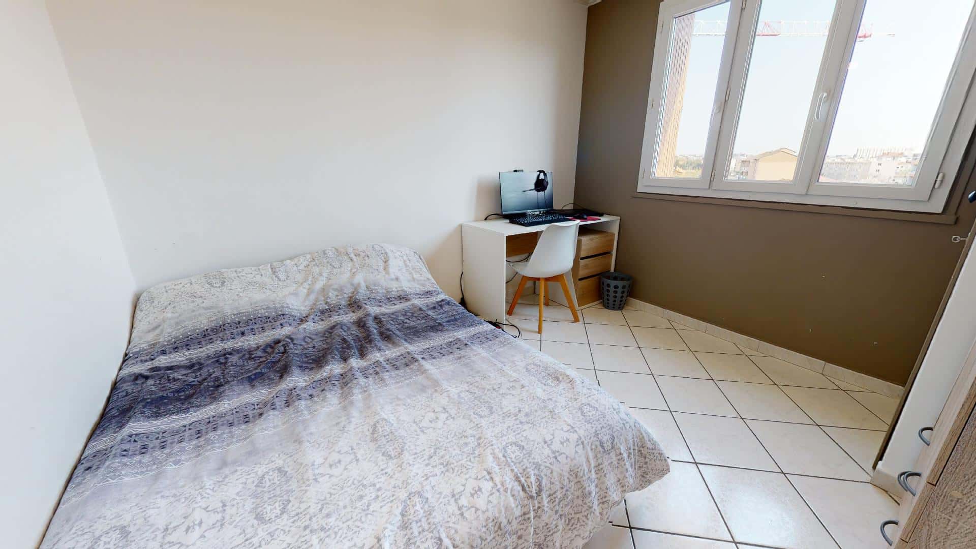 Room In Avenue Viviani, Vénissieux For 68 M² With 4 Bedrooms - 1