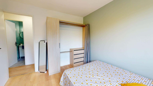 Room in Rue de Saint Cyr, Lyon for 87 m² with 6 bedrooms