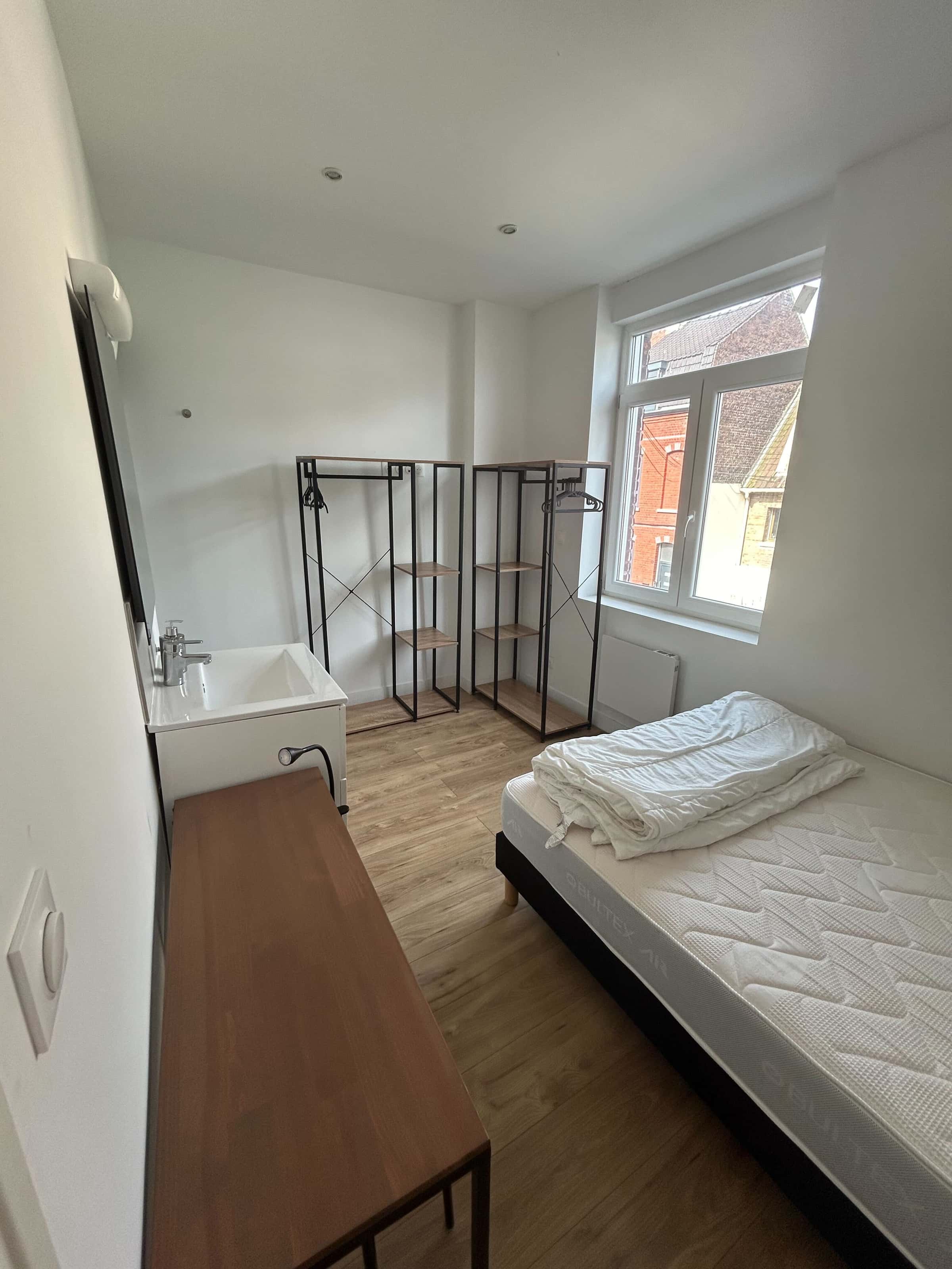 Room In Rue Armand Meeschaert, Roubaix For 96 M² With 4 Bedrooms - 1