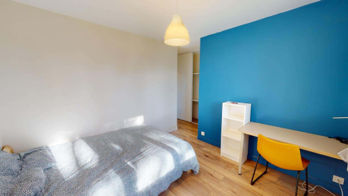 Room in Rue Honoré Daumier, Saint-Martin-d'Hères for 83 m² with 5 bedrooms