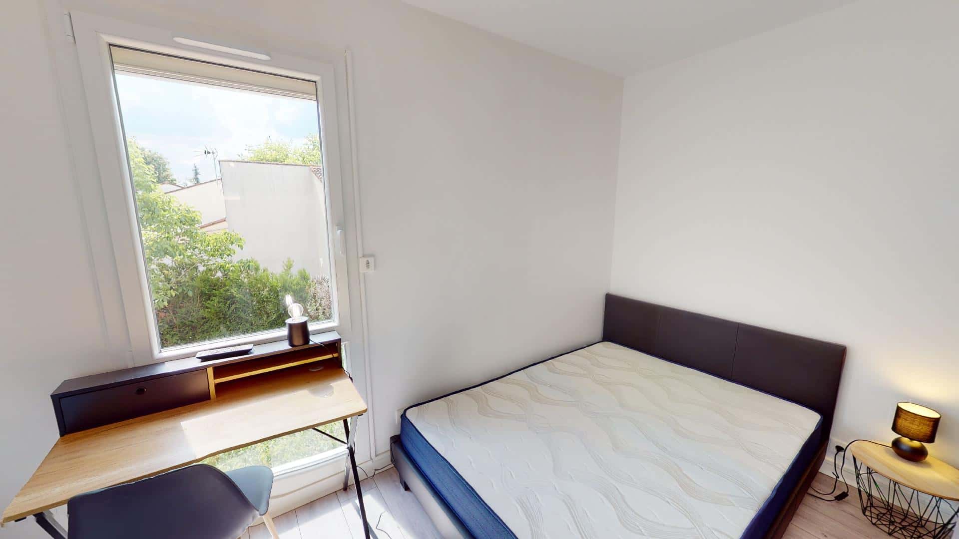Room In Allée De La Vervolière, Poitiers For 102 M² With 5 Bedrooms - 1