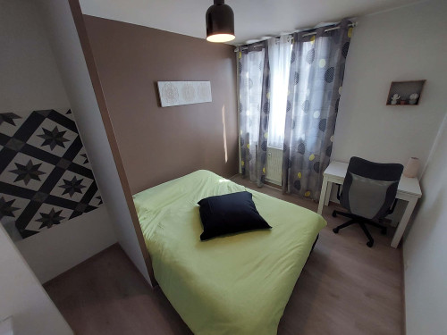 Room in Avenue Marie Reynoard, Grenoble for 96 m² with 4 bedrooms
