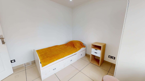 Room in Avenue Viviani, Vénissieux for 102 m² with 5 bedrooms