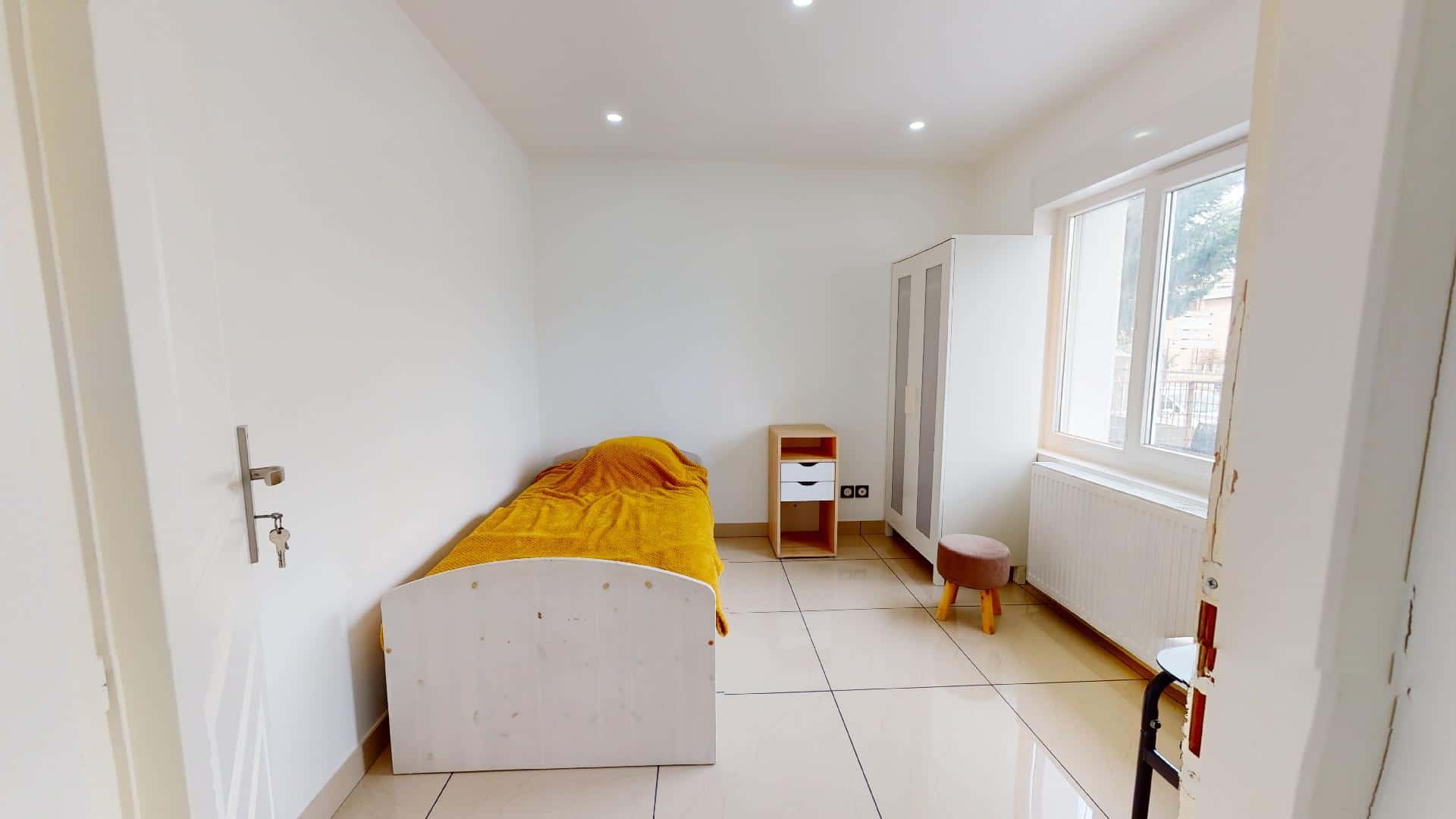 Room In Avenue Viviani, Vénissieux For 102 M² With 5 Bedrooms - 1