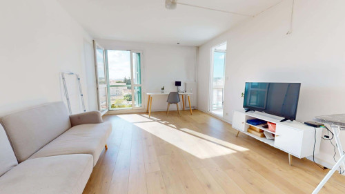Room in Rue Claude Mellarede, Nîmes for 70 m² with 4 bedrooms
