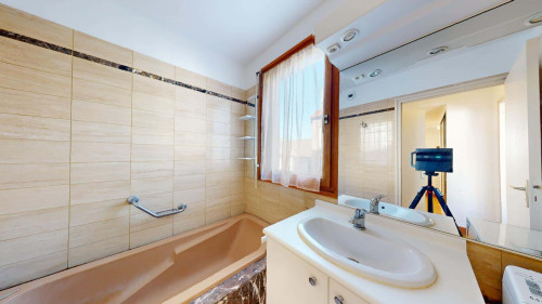 Room in Rue Henri Faisans, Pau for 95 m² with 4 bedrooms
