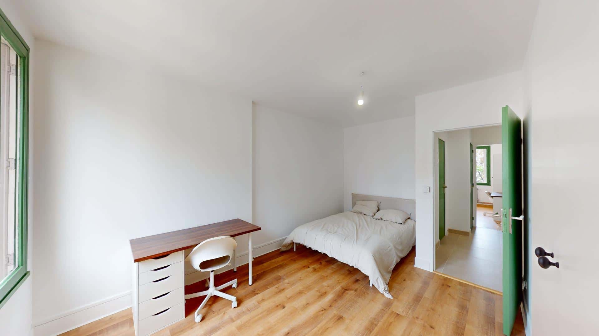 Room In Rue De Stalingrad, Grenoble For 90 M² With 4 Bedrooms - 1