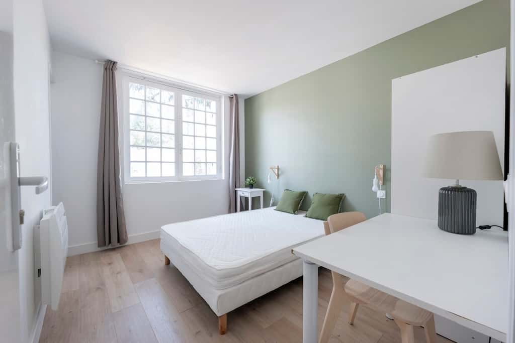 Room In Rue Calixte Camelle, Talence For 178 M² With 10 Bedrooms - 1