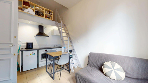 Room in Boulevard Montesquieu, Roubaix for 104 m² with 4 bedrooms