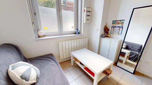 Room in Boulevard Montesquieu, Roubaix for 104 m² with 4 bedrooms