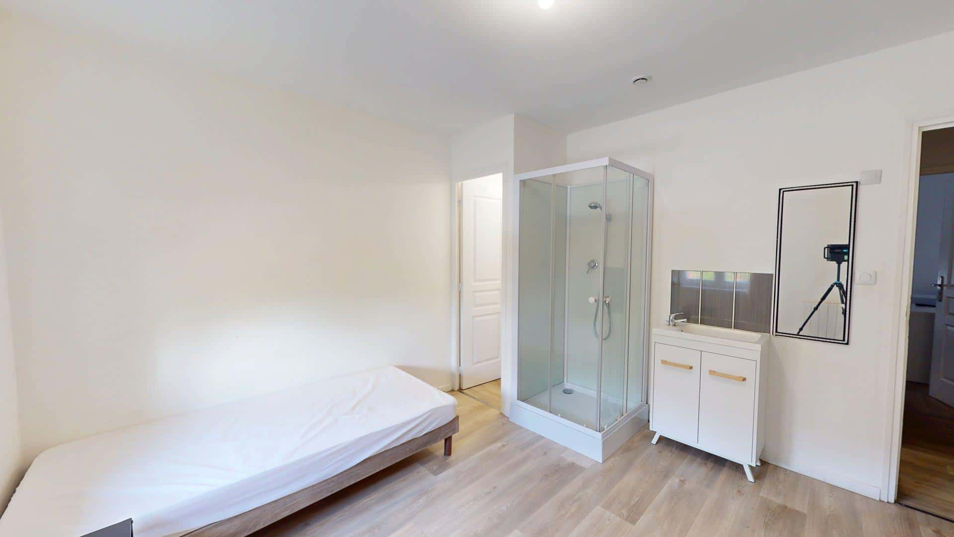 Room In Rue Du Halot, Tourcoing For 99 M² With 5 Bedrooms - 1