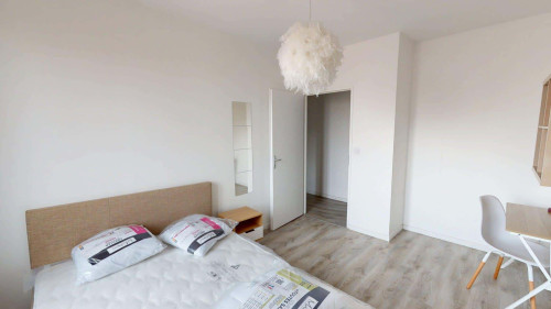 Room in Rue Pierre et Marie Curie, Saint-Étienne for 86 m² with 3 bedrooms