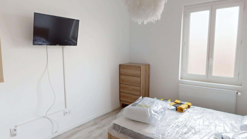 Room in Rue Pierre et Marie Curie, Saint-Étienne for 86 m² with 3 bedrooms
